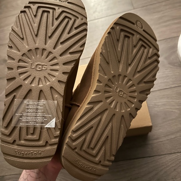 UGG Classic Slip On Uggs - Picture 6 of 7